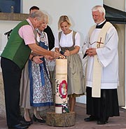 Georg, Renate und Tochter Daniela Heide entzündeten die Kerze (©Foto: Martin Schmitz)